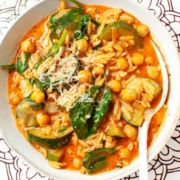 Makaron Orzo wege - z ciecierzycą, cukinią i szpinakiem