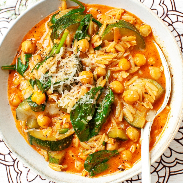 Makaron orzo z kurczakiem, cukinią i szpinakiem