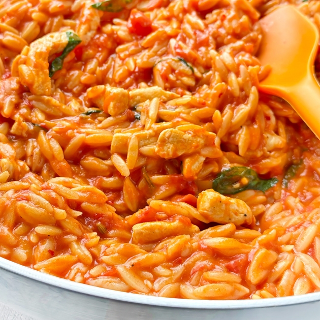 Makaron orzo z kurczakiem i harissą
