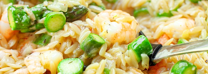 Makaron orzo ze szparagami i krewetkami