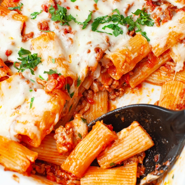 Makaron rigatoni zapiekany z mielonym mięsem