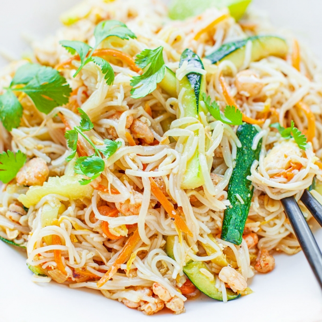 Makaron ryżowy z krewetkami, cukinią i marchewką