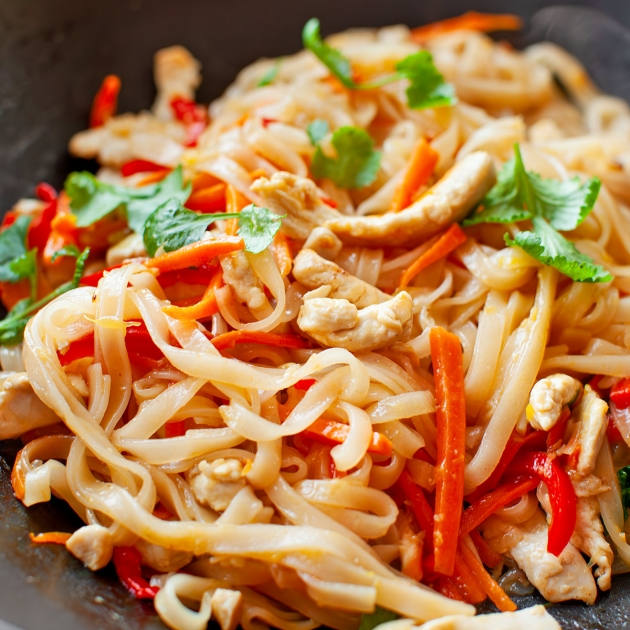 Makaron ryżowy z kurczakiem po tajsku