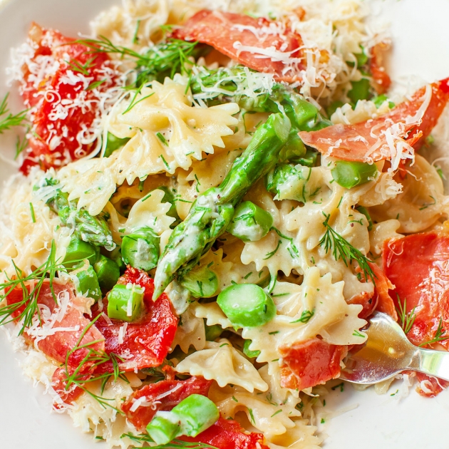 Makaron ze szparagami, suszoną szynką i sosem z gorgonzoli