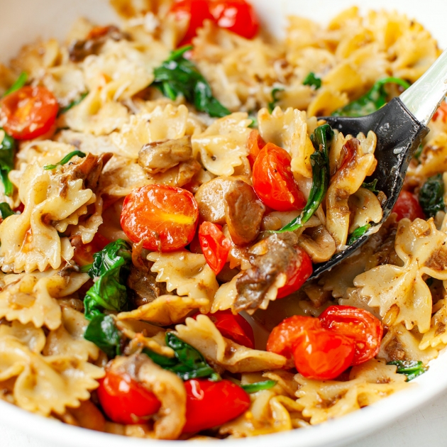 Makaron z borowikami, pomidorkami i szpinakiem