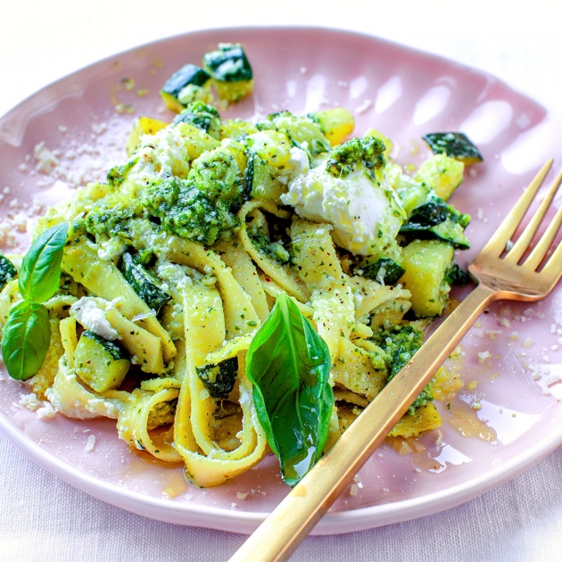 Makaron z cukinią i pesto bazyliowym