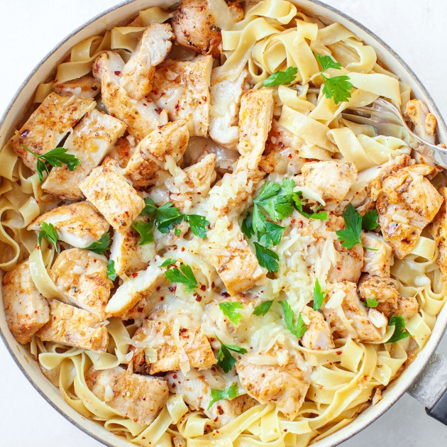 Makaron z grillowanym kurczakiem