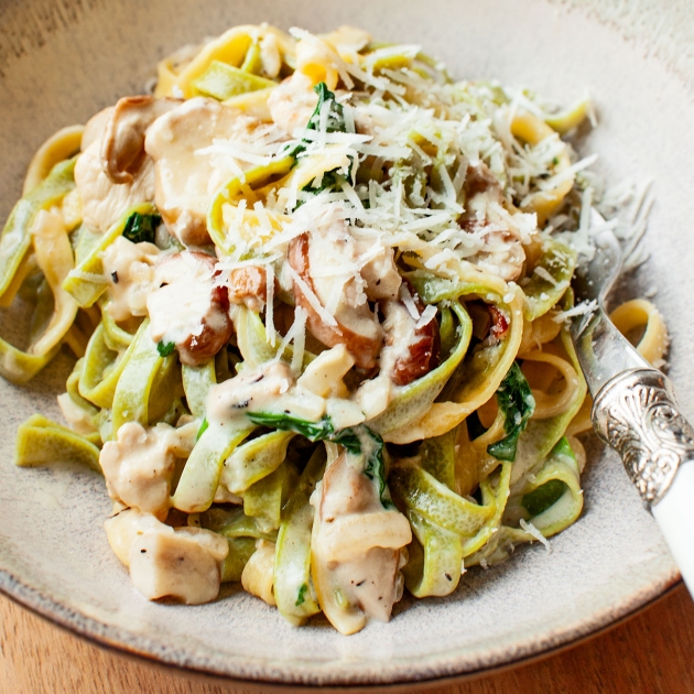 Makaron z grzybami leśnymi, kurczakiem i szpinakiem