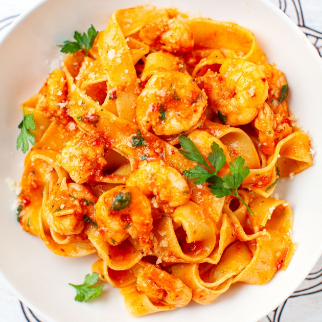 Makaron z krewetkami i ajvarem