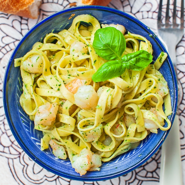 Makaron z krewetkami i pesto z bazylii