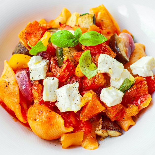 Makaron z pieczonymi warzywami i fetą