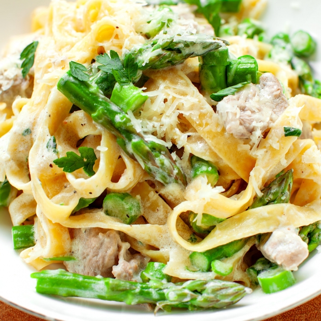 Makaron z polędwiczką wieprzową i szparagami