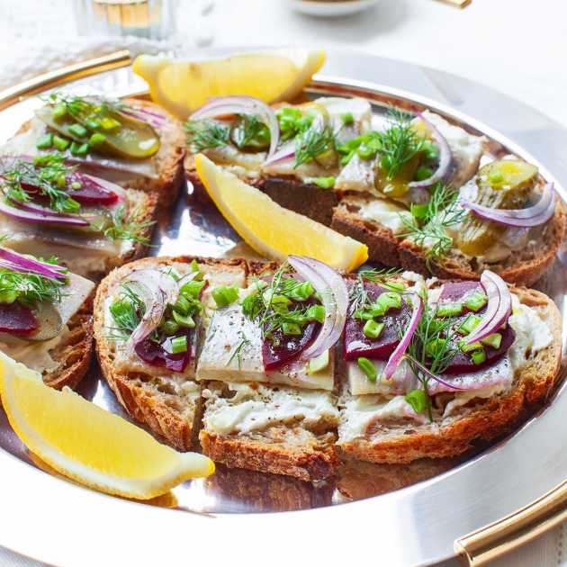 Mini kanapeczki ze śledziem