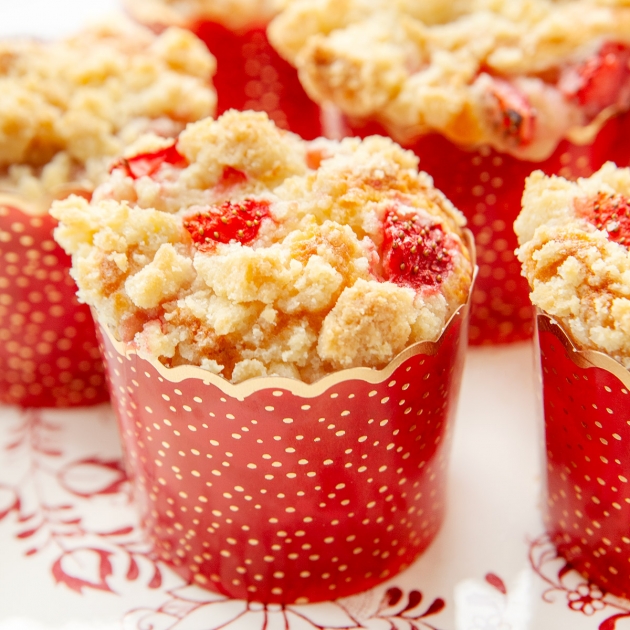 Muffiny z truskawkami, twarogiem i kruszonką