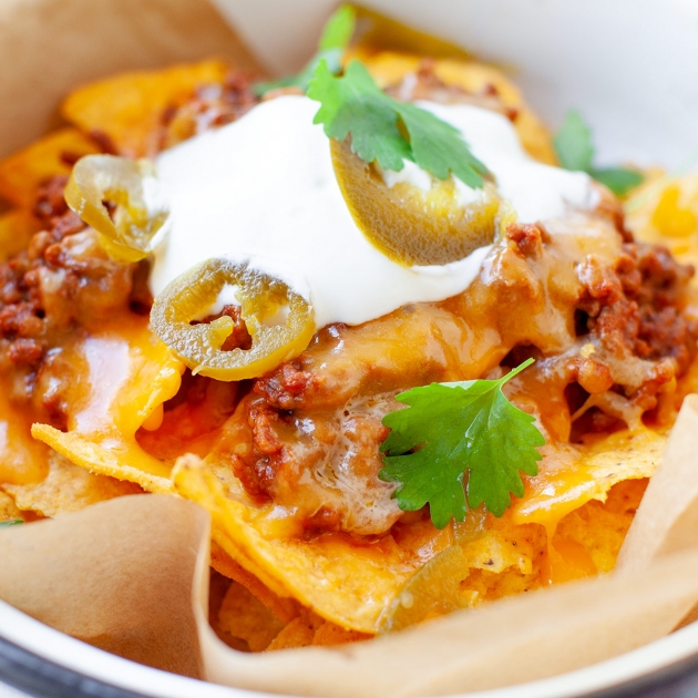 Nachosy zapiekane z mielonym mięsem i serem