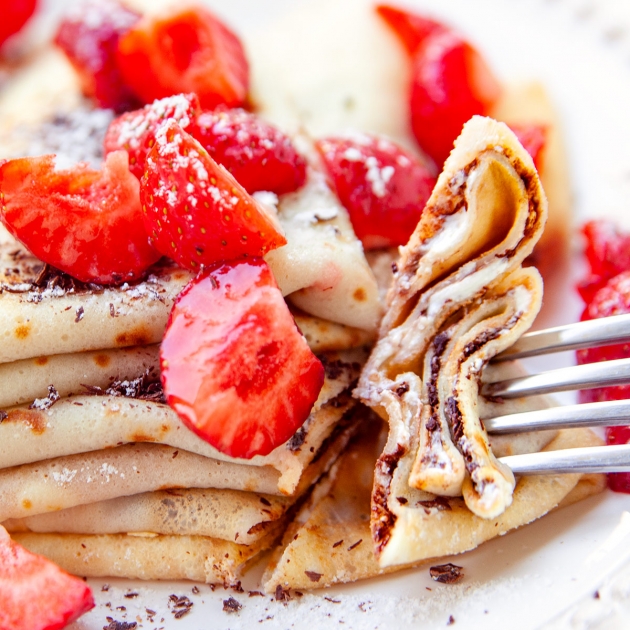 Naleśniki stracciatella z truskawkami