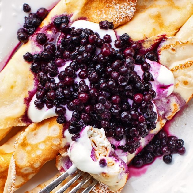 Naleśniki z jagodami i twarogiem