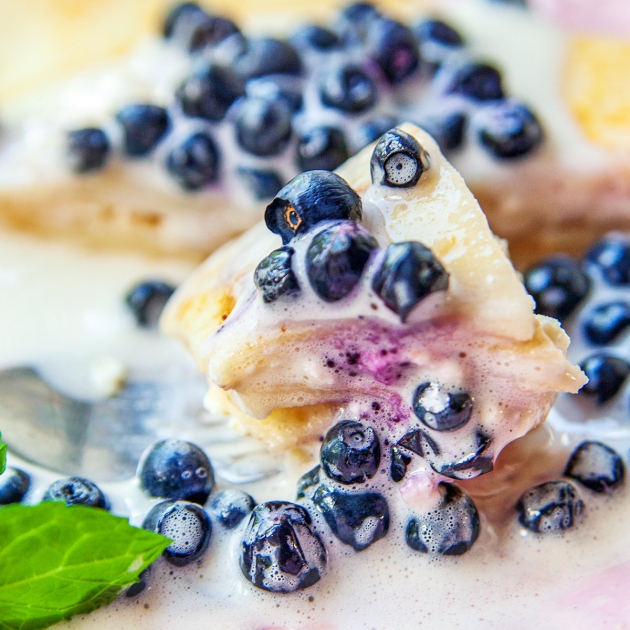 Naleśniki z serem, jagodami i sosem waniliowym