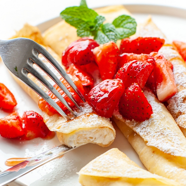 Naleśniki z truskawkami, twarogiem i skyrem