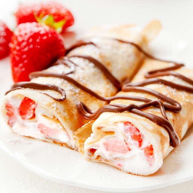 Naleśniki z truskawkami, twarogiem i nutellą