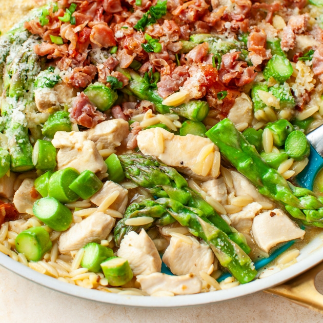 Makaron orzo z kurczakiem i szparagami