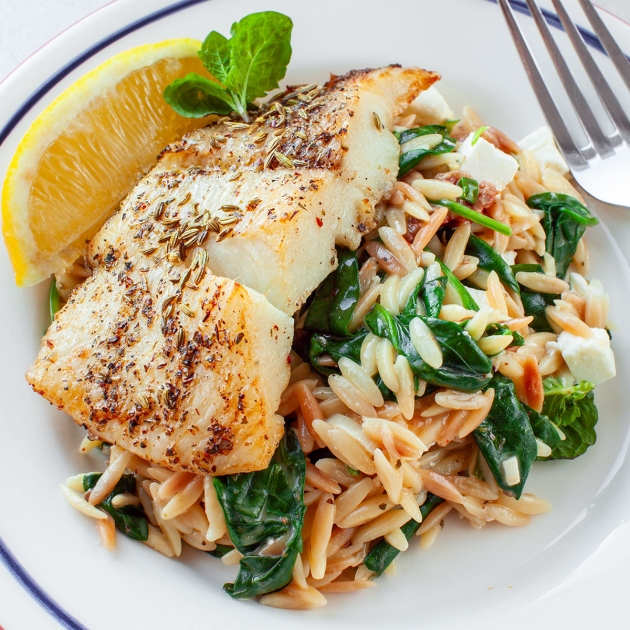 Makaron orzo ze szpinakiem i fetą