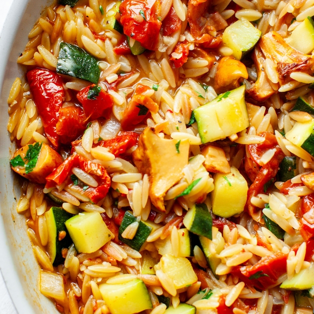 Makaron orzo z kurkami, cukinią i suszonymi pomidorami