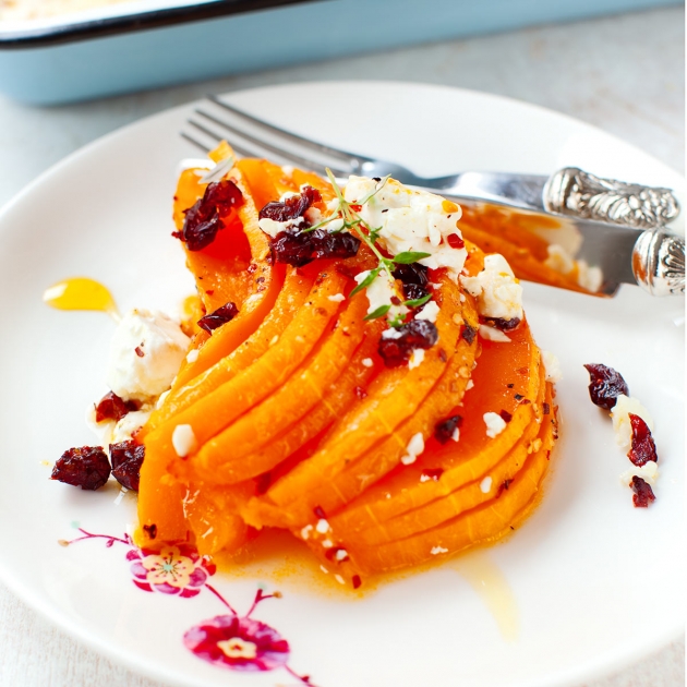 Pieczona dynia z fetą i żurawiną