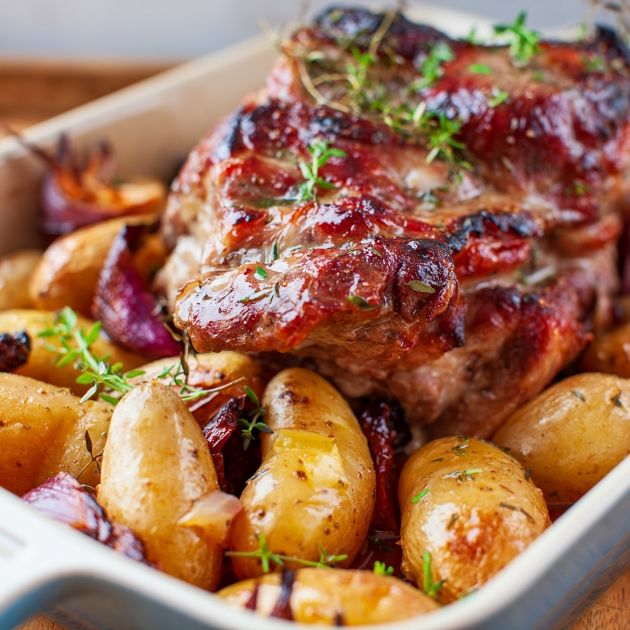 Pieczona karkówka z czerwoną cebulą, suszonymi pomidorami i ziemniakami