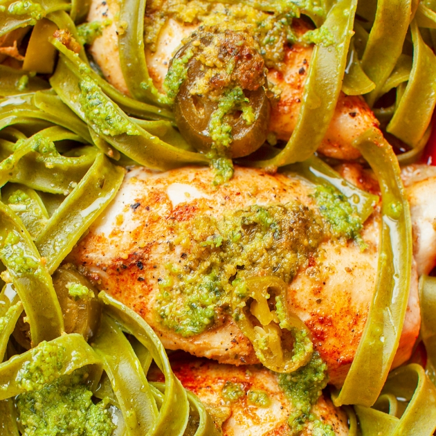 Pieczone filety z kurczaka z pesto, jalapeño i makaronem Blog