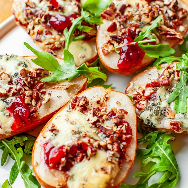 Pieczone gruszki z serem pleśniowym, żurawiną i orzechami