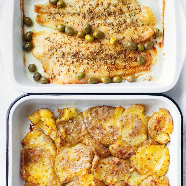 Pieczony halibut i gniecione ziemniaki z piekarnika