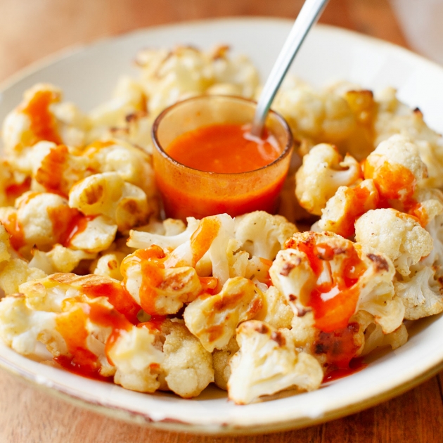 Pieczony kalafior z sosem buffalo