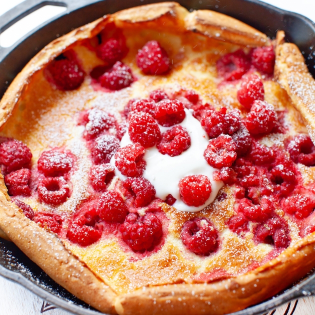 Pieczony naleśnik "Dutch Baby" z malinami