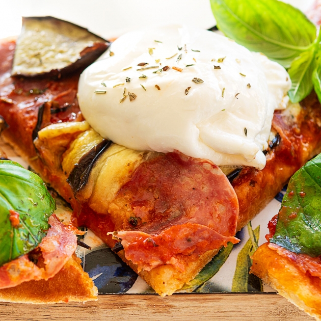 Pinsa z grillowanym bakłażanem, salami i burratą