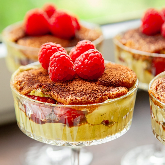 Pistacjowe tiramisu z malinami