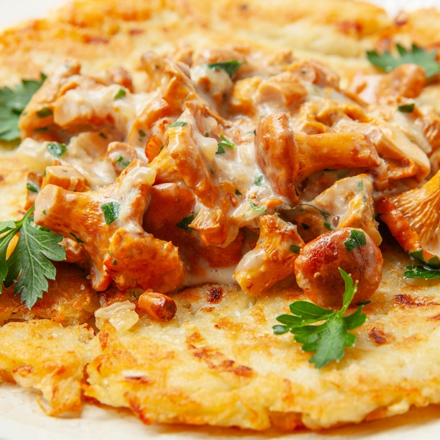 Placek ziemniaczany z sosem kurkowym