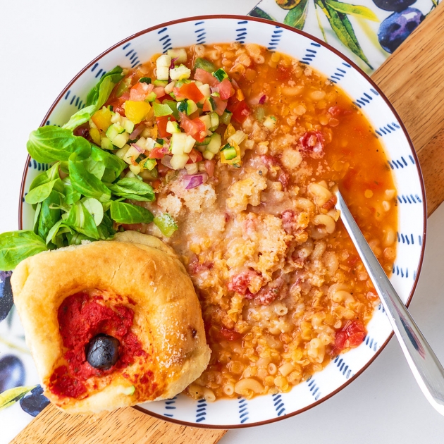 Szybka potrawka z soczewicą, makaronem i pomidorami