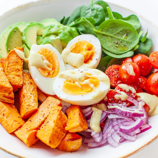 Power bowl z batatami, awokado i jajkiem