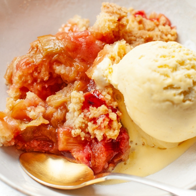 Rabarbar pod kruszonką