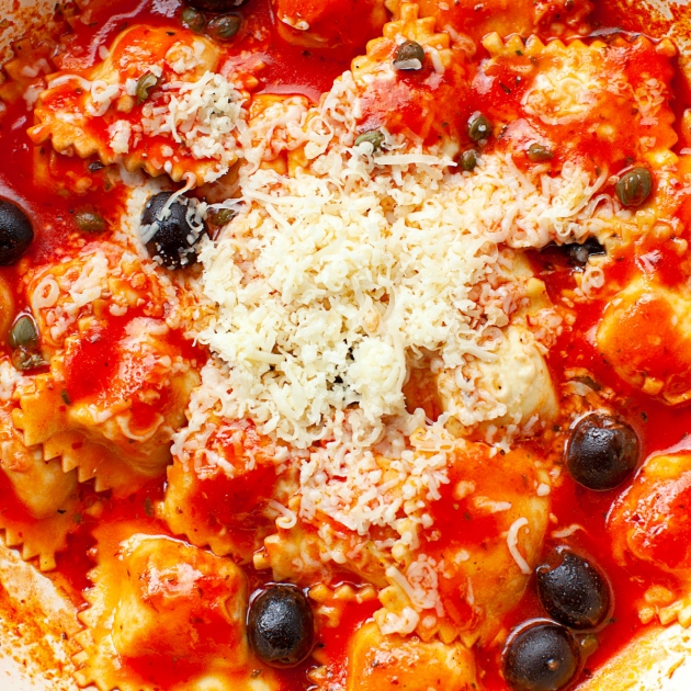 Ravioli w sosie pomidorowym