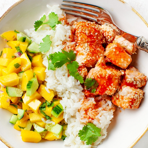 Rice Bowl z łososiem i salsą mango