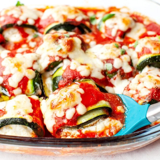 Roladki z cukinii w sosie pomidorowym