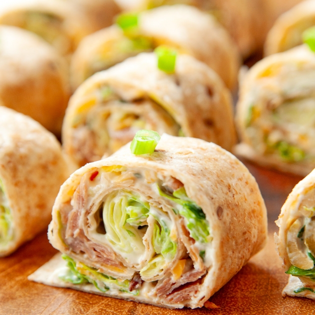 Roladki z tortilli z boczkiem, kiszonym ogórkiem i serem cheddar