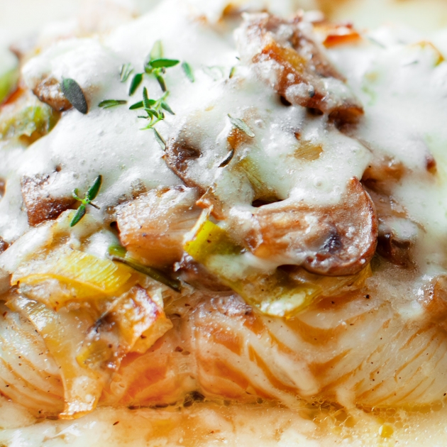 Ryba pod pierzynką z duszonych porów i pieczarek