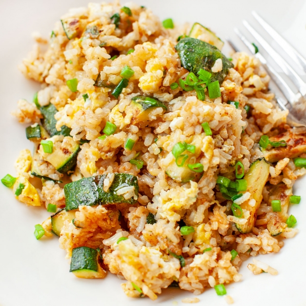 Ryż smażony z cukinią i jajkiem