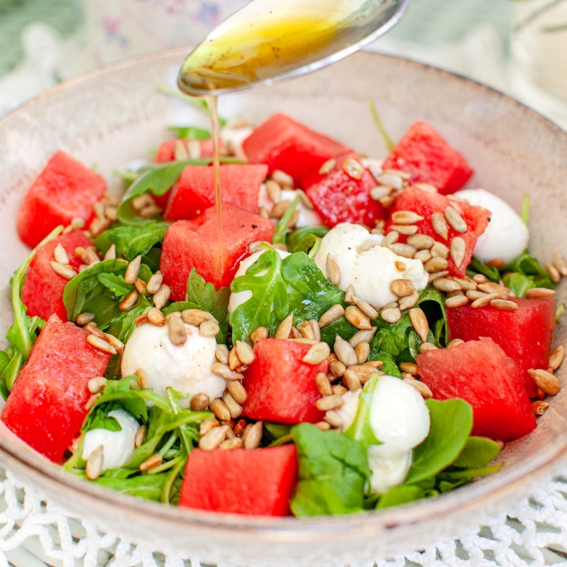 Sałatka z arbuza z mini mozzarellą