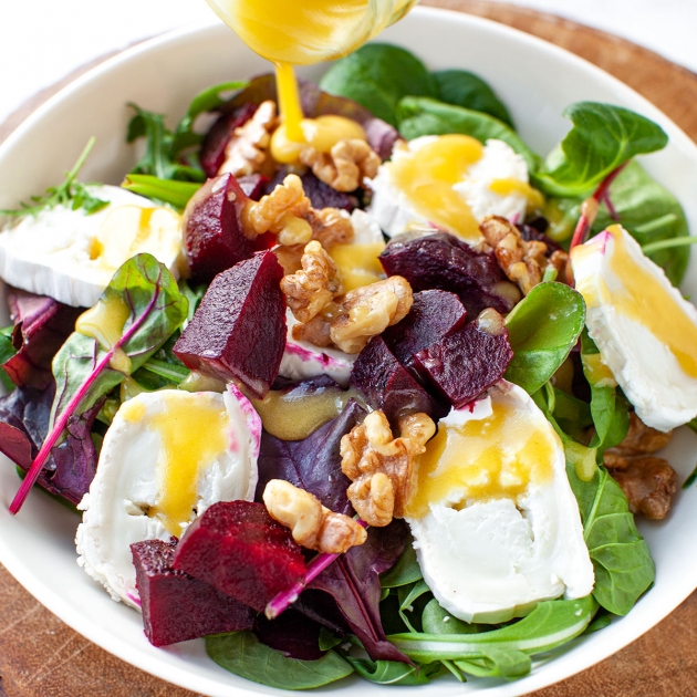 Sałatka z buraczkami i serem kozim