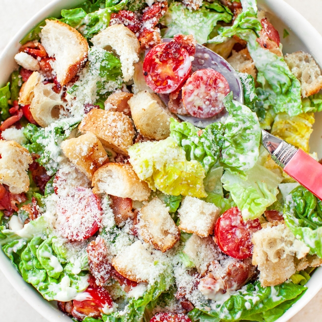 Sałatka Cezar z boczkiem i pomidorkami koktajlowymi