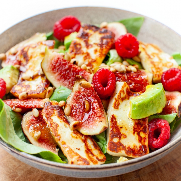 Sałatka z figami, awokado i serem halloumi